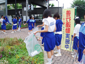 学区内の公園、駅周辺、川沿いや通学路などを全校あげて清掃活動