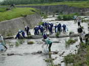 昭和46年度より始まった「河川清掃」活動