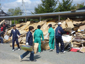 学区内の住民に呼びかけ、空き缶、空き瓶、古新聞、ダンボール等を回収