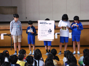 朝礼で環境目標を全校に呼びかけている