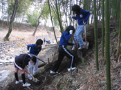 学校に隣接した「竹林と大清水川」は総合学習や学習スペースとして活用されている