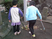 子どもたちは、祖父母の代から引き継いできた清掃活動を当たり前のように認識している