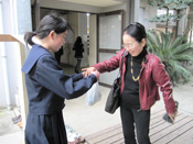 地域の人に花苗を贈り、活き活きと交流する「なでしこフラワーズ」